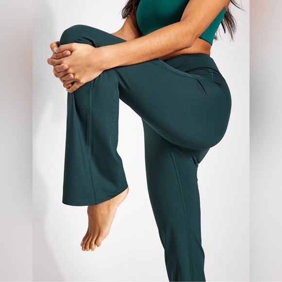 Girlfriend Collective Compressive Flare Leggings in Moss Green Size S - Picture 3 of 13